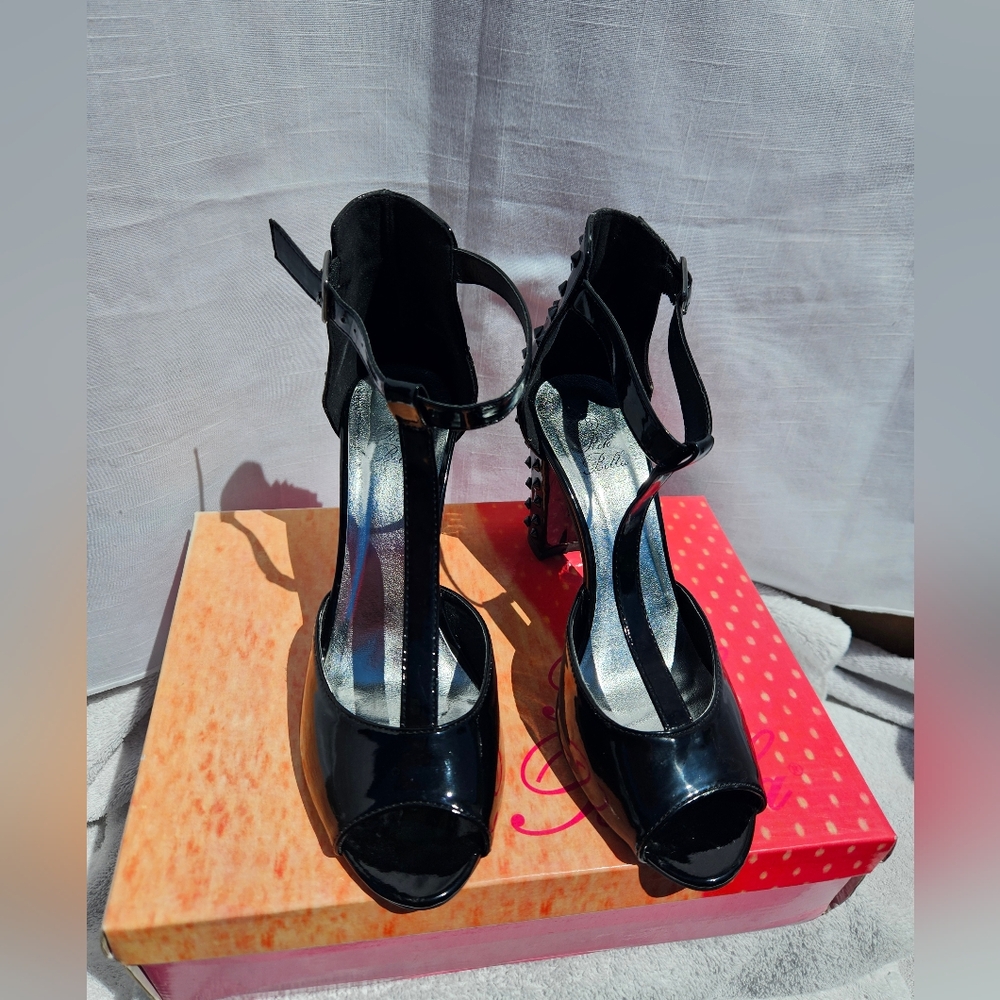 RCK BELLA Elegant Black Pump Stiletto With Studded Hills Sz 8 Original Box